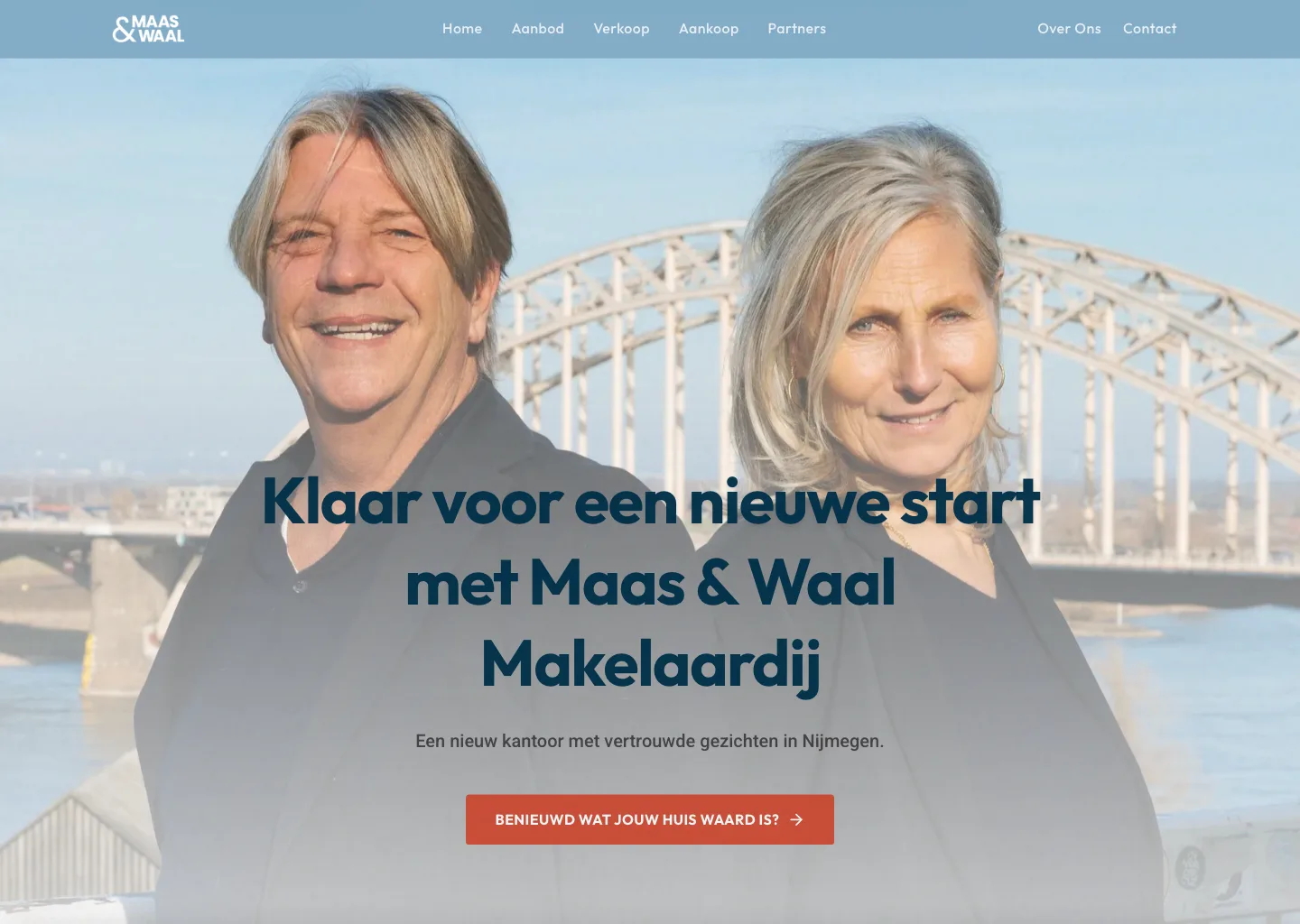 Maas & Waal Makelaardij homepage hero showing Maurice and Cornelie in front of a bridge.
